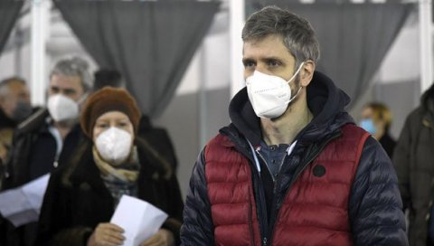 ГЛУМЦИ ПРИМИЛИ КИНЕСКУ ВАКЦИНУ: Драмски уметници чекали у реду за имунизацију на Београдском сајму ГЛУМЦИ ПРИМИЛИ КИНЕСКУ ВАКЦИНУ: Драмски уметници чекали у реду за имунизацију на Београдском сајму