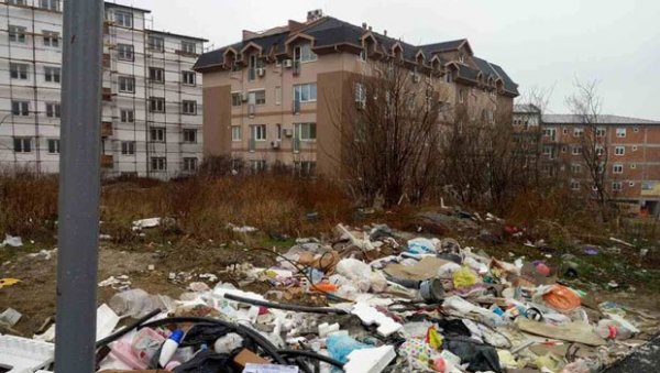 НЕ ОСТАВЉАЈТЕ КЕСЕ СМЕЋА ИСПРЕД СТАНА: Неретко, несавесни станари бацају отпатке и кроз прозоре НЕ ОСТАВЉАЈТЕ КЕСЕ СМЕЋА ИСПРЕД СТАНА: Неретко, несавесни станари бацају отпатке и кроз прозоре