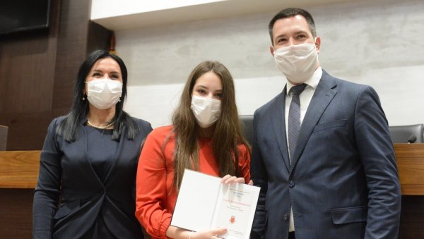 НАЈБОЉИМА - КЊИГЕ: Традицоналне награде најуспешнијим краљевачким ђацима НАЈБОЉИМА - КЊИГЕ: Традицоналне награде најуспешнијим краљевачким ђацима