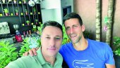 УРНЕБЕСНА ЧЕСТИТКА НОВАКУ: Глумац Андрија Милошевић у свом стилу “превео” говор Ђоковића УРНЕБЕСНА ЧЕСТИТКА НОВАКУ: Глумац Андрија Милошевић у свом стилу “превео” говор Ђоковића