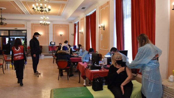 ИМУНИЗАЦИЈА У ВАЉЕВУ: За седам дана вакцинисано око 3.700 грађана ИМУНИЗАЦИЈА У ВАЉЕВУ: За седам дана вакцинисано око 3.700 грађана
