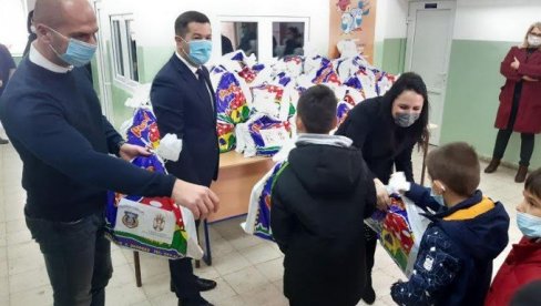 PUT SVETOSAVLJA JE JEDINI PUT U BUDUĆNOST: Obeležavanje Svetog Save na Kosmetu, mališani dobili paketiće (FOTO) PUT SVETOSAVLJA JE JEDINI PUT U BUDUĆNOST: Obeležavanje Svetog Save na Kosmetu, mališani dobili paketiće (FOTO)