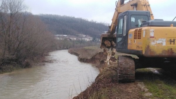 САНАЦИЈА НАСИПА: У току радови оштећеног дела у Деспотовцу САНАЦИЈА НАСИПА: У току радови оштећеног дела у Деспотовцу