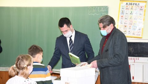 БОГАТИЈА ШКОЛСКА БИБЛИОТЕКА: Градоначелник Краљева посетио основце у селу Драгосињци БОГАТИЈА ШКОЛСКА БИБЛИОТЕКА: Градоначелник Краљева посетио основце у селу Драгосињци