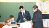 БОГАТИЈА ШКОЛСКА БИБЛИОТЕКА: Градоначелник Краљева посетио основце у селу Драгосињци БОГАТИЈА ШКОЛСКА БИБЛИОТЕКА: Градоначелник Краљева посетио основце у селу Драгосињци