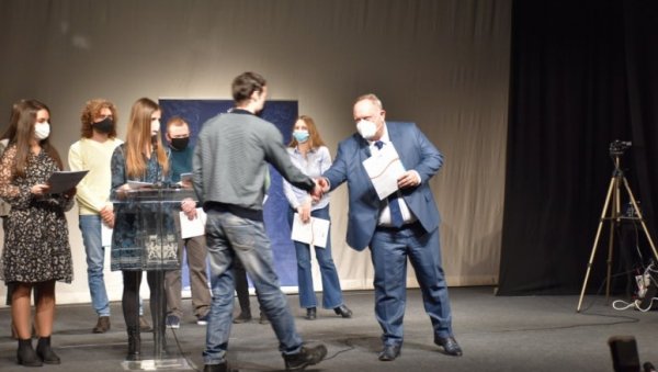 ПРИЗНАЊЕ ЗА 278 НАЈТАЛЕНТОВАНИЈИХ: Најуспешнији млади људи добили новчане награде од града ПРИЗНАЊЕ ЗА 278 НАЈТАЛЕНТОВАНИЈИХ: Најуспешнији млади људи добили новчане награде од града