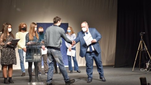 PRIZNANJE ZA 278 NAJTALENTOVANIJIH: Najuspešniji mladi ljudi dobili novčane nagrade od grada PRIZNANJE ZA 278 NAJTALENTOVANIJIH: Najuspešniji mladi ljudi dobili novčane nagrade od grada