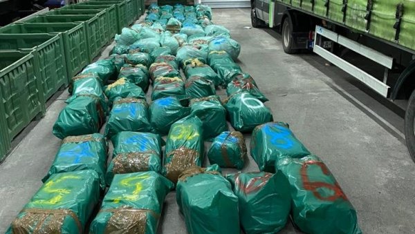 ЗАПЛЕЊЕНО ПОЛА ТОНЕ ДРОГЕ: Заједничка акција службеника Царине и полиције ЗАПЛЕЊЕНО ПОЛА ТОНЕ ДРОГЕ: Заједничка акција службеника Царине и полиције