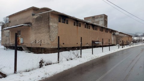 СВЕЋЕ ЗА СРБЕ ПОБИЈЕНЕ У ФАБРИЦИ СМРТИ: На 25. годишњицу затварања логора у Тарчину одржана прва комеморација жртвама СВЕЋЕ ЗА СРБЕ ПОБИЈЕНЕ У ФАБРИЦИ СМРТИ: На 25. годишњицу затварања логора у Тарчину одржана прва комеморација жртвама