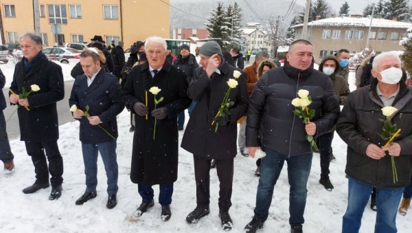 „САРАЈЕВСКИ АУШВИЦ“ ВЕЧНА ОПОМЕНА СРБИМА: Обележена 29. годишњица затварања логора Силос у Тарчину „САРАЈЕВСКИ АУШВИЦ“ ВЕЧНА ОПОМЕНА СРБИМА: Обележена 29. годишњица затварања логора Силос у Тарчину