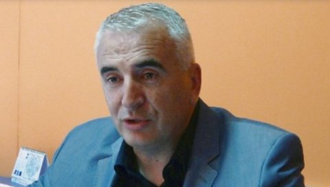 ЗАПАЉЕНО ВОЗИЛО ПОСЛАНИКА ДЕМОКРАТСКОГ ФРОНТА: Ауто био паркиран испред куће Дејана Ђуровић у Бару ЗАПАЉЕНО ВОЗИЛО ПОСЛАНИКА ДЕМОКРАТСКОГ ФРОНТА: Ауто био паркиран испред куће Дејана Ђуровић у Бару