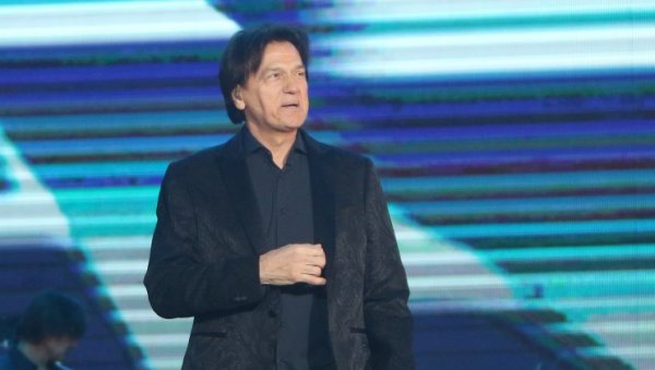 ПОЗНАТО ГДЕ ЋЕ НАСТУПАТИ У НАЈЛУЂОЈ НОЋИ: Ево у ком граду Нову годину можете чекати са Здравком Чолићем ПОЗНАТО ГДЕ ЋЕ НАСТУПАТИ У НАЈЛУЂОЈ НОЋИ: Ево у ком граду Нову годину можете чекати са Здравком Чолићем