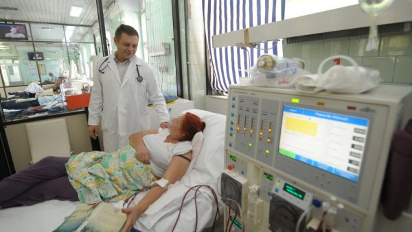 И ПОРЕД ДИЈАЛИЗЕ ЧЕКАЈУ РЕД: Иако се сматрају најтежим, бубрежни болесници нису приоритет за имунизацијуа И ПОРЕД ДИЈАЛИЗЕ ЧЕКАЈУ РЕД: Иако се сматрају најтежим, бубрежни болесници нису приоритет за имунизацијуа
