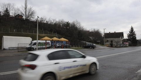 СТУБИЋИМА ОДСЕКЛИ 30 ДОМОВА: Мештани дела Остружнице годинама без пута до центра насеља, а сада су и потпуно затворени СТУБИЋИМА ОДСЕКЛИ 30 ДОМОВА: Мештани дела Остружнице годинама без пута до центра насеља, а сада су и потпуно затворени