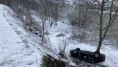 AUTO NA KROVU NA SAMO PAR METARA OD REKE: Prva slika sa mesta nesreće kod Prijepolja AUTO NA KROVU NA SAMO PAR METARA OD REKE: Prva slika sa mesta nesreće kod Prijepolja
