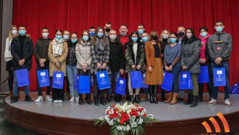 НОВЧАНЕ НАГРАДЕ ПОВОДОМ СВЕТОГ САВЕ: Најбољим студентима по 20 хиљада динара НОВЧАНЕ НАГРАДЕ ПОВОДОМ СВЕТОГ САВЕ: Најбољим студентима по 20 хиљада динара