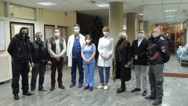 Ево како су руски мотоциклисти и Арена Ченелс Груп обрадовали децу у Србији Ево како су руски мотоциклисти и Арена Ченелс Груп обрадовали децу у Србији