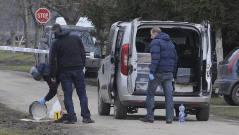 ПРВЕ ФОТОГРАФИЈЕ СА МЕСТА УБИСТВА: Полиција врши увиђај у Старчеву где је ликвидиран навијач Партизана (ФОТО/ВИДЕО) ПРВЕ ФОТОГРАФИЈЕ СА МЕСТА УБИСТВА: Полиција врши увиђај у Старчеву где је ликвидиран навијач Партизана (ФОТО/ВИДЕО)