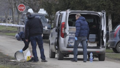 ПРВЕ ФОТОГРАФИЈЕ СА МЕСТА УБИСТВА: Полиција врши увиђај у Старчеву где је ликвидиран навијач Партизана (ФОТО/ВИДЕО) ПРВЕ ФОТОГРАФИЈЕ СА МЕСТА УБИСТВА: Полиција врши увиђај у Старчеву где је ликвидиран навијач Партизана (ФОТО/ВИДЕО)