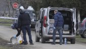 ПРВЕ ФОТОГРАФИЈЕ СА МЕСТА УБИСТВА: Полиција врши увиђај у Старчеву где је ликвидиран навијач Партизана (ФОТО/ВИДЕО) ПРВЕ ФОТОГРАФИЈЕ СА МЕСТА УБИСТВА: Полиција врши увиђај у Старчеву где је ликвидиран навијач Партизана (ФОТО/ВИДЕО)
