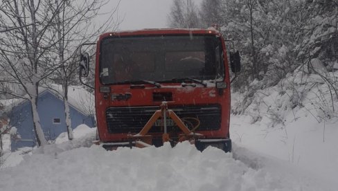 СМЕТОВИ БЛОКИРАЛИ ПУТ: Невреме и олујни ветар зауставили саобраћај на деоници Брзеће-Копаоник СМЕТОВИ БЛОКИРАЛИ ПУТ: Невреме и олујни ветар зауставили саобраћај на деоници Брзеће-Копаоник
