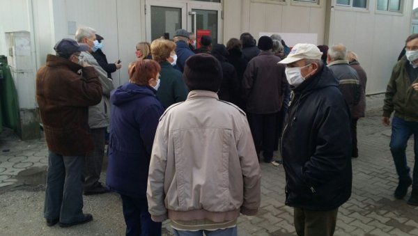 РАСТЕ БРОЈ ВАКЦИНИСАНИХ: У Шапцу све више грађана се одлучује за имунизацију против короне РАСТЕ БРОЈ ВАКЦИНИСАНИХ: У Шапцу све више грађана се одлучује за имунизацију против короне