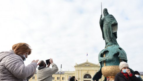 НАРОД ОДУШЕВЉЕН СПОМЕНИКОМ СТЕФАНУ НЕМАЊИ: Окупљања и фотографисања на Савском тргу (ФОТО) НАРОД ОДУШЕВЉЕН СПОМЕНИКОМ СТЕФАНУ НЕМАЊИ: Окупљања и фотографисања на Савском тргу (ФОТО)