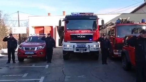 СИРЕНЕ ТУГЕ ОДЈЕКУЈУ СРБИЈОМ: Ватрогасци одају пошту начелнику Предрагу Марићу (ВИДЕО) СИРЕНЕ ТУГЕ ОДЈЕКУЈУ СРБИЈОМ: Ватрогасци одају пошту начелнику Предрагу Марићу (ВИДЕО)