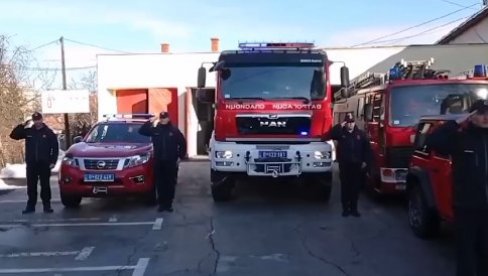 СИРЕНЕ ТУГЕ ОДЈЕКУЈУ СРБИЈОМ: Ватрогасци одају пошту начелнику Предрагу Марићу (ВИДЕО) СИРЕНЕ ТУГЕ ОДЈЕКУЈУ СРБИЈОМ: Ватрогасци одају пошту начелнику Предрагу Марићу (ВИДЕО)