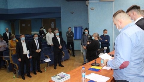 СИМИЋ ОПЕТ ПРЕДСЕДНИК: Конституисан локални парламент у Угљевику СИМИЋ ОПЕТ ПРЕДСЕДНИК: Конституисан локални парламент у Угљевику