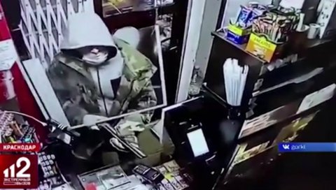 ЛУДА ХРАБРОСТ: Голорука продавачица отерала наоружаног разбојника! (ВИДЕО) ЛУДА ХРАБРОСТ: Голорука продавачица отерала наоружаног разбојника! (ВИДЕО)