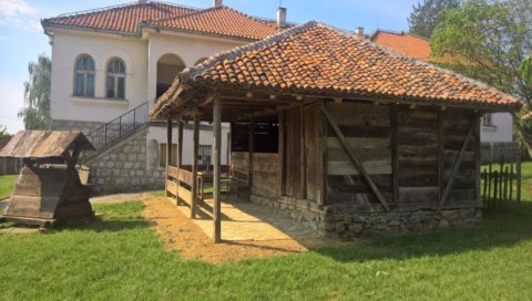 ПРОТА ИЗ ИРИГА ЗАДУЖИО СРБЕ: Историја дужа од два века коначно повезала две основне школе и њихове ђаке ПРОТА ИЗ ИРИГА ЗАДУЖИО СРБЕ: Историја дужа од два века коначно повезала две основне школе и њихове ђаке