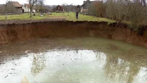 RUPE SU SVE VEĆE, MOGU PROGUTATI I KUĆE: Posle kiša i snega zemlja se sve više otvara oko Petrinje, a stručnjak upozorava! (VIDEO) RUPE SU SVE VEĆE, MOGU PROGUTATI I KUĆE: Posle kiša i snega zemlja se sve više otvara oko Petrinje, a stručnjak upozorava! (VIDEO)