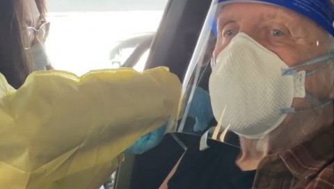 ГОДИНУ ДАНА НИЈЕ ИЗЛАЗИО ИЗ КУЋЕ: Чувени глумац се вакцинисао и поручио - Ово је светло на крају тунела! (ВИДЕО) ГОДИНУ ДАНА НИЈЕ ИЗЛАЗИО ИЗ КУЋЕ: Чувени глумац се вакцинисао и поручио - Ово је светло на крају тунела! (ВИДЕО)