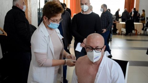 ИМУНИЗАЦИЈА СРБА СА КИМ ДОКАЗ ДА ДРЖАВА СРБИЈА МИСЛИ НА НАС: Представници Српске листе и Срба са Космета вакцинисани у Куршумлији (ФОТО ИМУНИЗАЦИЈА СРБА СА КИМ ДОКАЗ ДА ДРЖАВА СРБИЈА МИСЛИ НА НАС: Представници Српске листе и Срба са Космета вакцинисани у Куршумлији (ФОТО