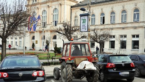 ТРАКТОР ПРЕД СКУПШТИНОМ: Необичан призор у Бијељини ТРАКТОР ПРЕД СКУПШТИНОМ: Необичан призор у Бијељини