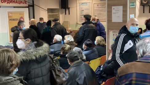 JAGODINCI I DALJE NAJZANITERESOVANIJI ZA IMUNIZACIJU: Za devet dana vakcinisano oko 5.000 građana (FOTO) JAGODINCI I DALJE NAJZANITERESOVANIJI ZA IMUNIZACIJU: Za devet dana vakcinisano oko 5.000 građana (FOTO)