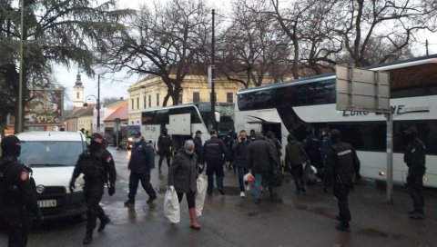 АКЦИЈА ГРАДА СОМБОРА, КОМЕСЕРИЈАТА ЗА ИЗБЕГЛИЦЕ И ПОЛИЦИЈЕ: Око 300 миграната дислоцирано на југ Србије АКЦИЈА ГРАДА СОМБОРА, КОМЕСЕРИЈАТА ЗА ИЗБЕГЛИЦЕ И ПОЛИЦИЈЕ: Око 300 миграната дислоцирано на југ Србије