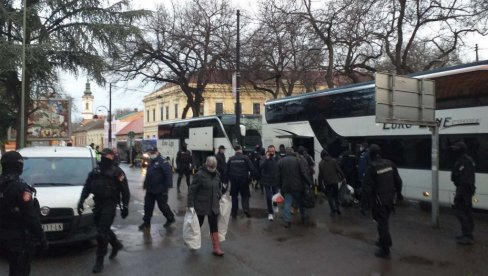 AKCIJA GRADA SOMBORA, KOMESERIJATA ZA IZBEGLICE I POLICIJE: Oko 300 migranata dislocirano na jug Srbije AKCIJA GRADA SOMBORA, KOMESERIJATA ZA IZBEGLICE I POLICIJE: Oko 300 migranata dislocirano na jug Srbije