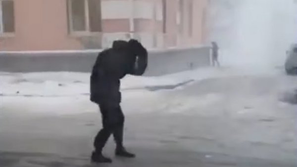 НЕЗАПАМЋЕНО НЕВРЕМЕ У РУСИЈИ: Јаки удари ветра померали аутомобиле, људи нису могли да се крећу, објекти порушени (ВИДЕО) НЕЗАПАМЋЕНО НЕВРЕМЕ У РУСИЈИ: Јаки удари ветра померали аутомобиле, људи нису могли да се крећу, објекти порушени (ВИДЕО)