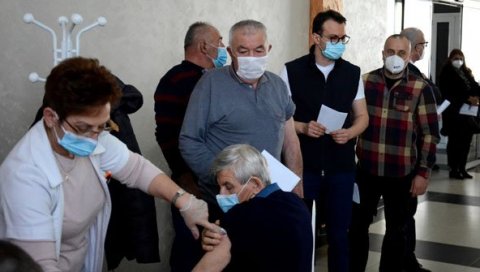 КОЛ ЦЕНТРЕ ЗА ПОМОЋ ПРИ ВАКЦИНАЦИЈИ ПОЗВАЛО 90.000 ЉУДИ: Око 1.500 користило превоз општина КОЛ ЦЕНТРЕ ЗА ПОМОЋ ПРИ ВАКЦИНАЦИЈИ ПОЗВАЛО 90.000 ЉУДИ: Око 1.500 користило превоз општина