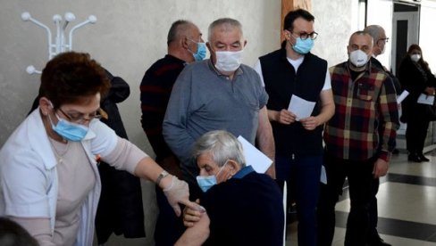 ВАКЦИНИСАНО ОКО ДВЕ СТОТИНЕ МЕДИЦИНСКИХ РАНДИКА: Ситуација са корона вирусом у српским срединама на КиМ стабилна ВАКЦИНИСАНО ОКО ДВЕ СТОТИНЕ МЕДИЦИНСКИХ РАНДИКА: Ситуација са корона вирусом у српским срединама на КиМ стабилна