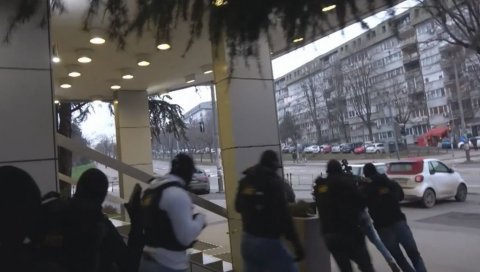 ГОДИНАМА СУ ГА МАЛТРЕТИРАЛИ, УЗ ПРЕТЊЕ И СИЛУ УЗЕЛИ 100.000 ЕВРА: Филмска акција полиције, због изнуде ухапшена четири мушкарца (ВИДЕО) ГОДИНАМА СУ ГА МАЛТРЕТИРАЛИ, УЗ ПРЕТЊЕ И СИЛУ УЗЕЛИ 100.000 ЕВРА: Филмска акција полиције, због изнуде ухапшена четири мушкарца (ВИДЕО)