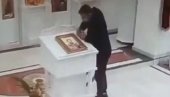 СНИМАК СРАМНЕ КРАЂЕ: Лопов узео новац са иконе у цркви на Лединама (ВИДЕО) СНИМАК СРАМНЕ КРАЂЕ: Лопов узео новац са иконе у цркви на Лединама (ВИДЕО)