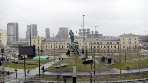 KLUPE NA SAVSKOM TRGU U MARTU: Za završetak uređenja kod spomenika Stefanu Nemanji potrebno vreme KLUPE NA SAVSKOM TRGU U MARTU: Za završetak uređenja kod spomenika Stefanu Nemanji potrebno vreme