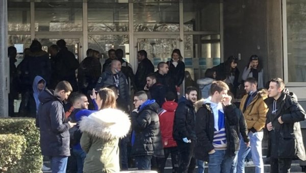 КАО ДА КОРОНА НЕ ПОСТОЈИ: Испитни рок у пуном јеку - на противепидемијске мере се не мисли (ФОТО) КАО ДА КОРОНА НЕ ПОСТОЈИ: Испитни рок у пуном јеку - на противепидемијске мере се не мисли (ФОТО)