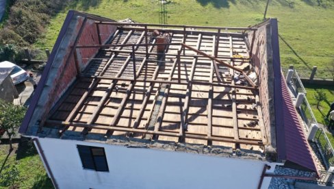BAR NE PAMTI OVAKVO NEVREME: Leteli krovovi, ljudi ostali bez struje - materijalna šteta velika (FOTO) BAR NE PAMTI OVAKVO NEVREME: Leteli krovovi, ljudi ostali bez struje - materijalna šteta velika (FOTO)