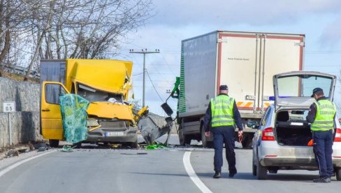 SUDAR DVA KAMIONA, VOZAČI POVREĐENI: Strašan udes, na istom mestu prošle godine poginule dve osobe SUDAR DVA KAMIONA, VOZAČI POVREĐENI: Strašan udes, na istom mestu prošle godine poginule dve osobe