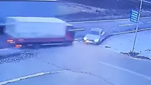JEZIVI SNIMAK NESREĆE KOD RAŠKE: Pokušao da pretekne šleper, kamion se zabio u njega (VIDEO) JEZIVI SNIMAK NESREĆE KOD RAŠKE: Pokušao da pretekne šleper, kamion se zabio u njega (VIDEO)