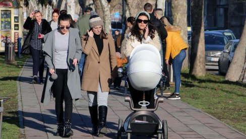 ŽENE PRVU SMENU RADE NA POSLU, DRUGU U KUĆI: Muškarci uglavnom van kuće ŽENE PRVU SMENU RADE NA POSLU, DRUGU U KUĆI: Muškarci uglavnom van kuće